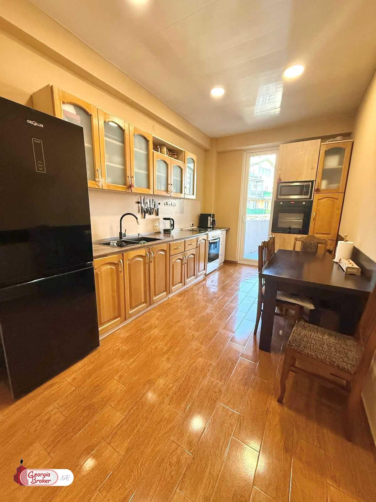 იყიდება ახალი გარემონტებული 6 ოთახიანი ბინა