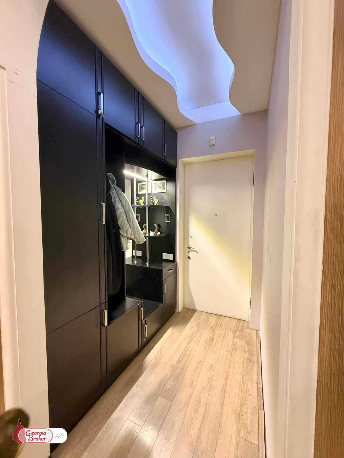 იყიდება ახალი გარემონტებული 6 ოთახიანი ბინა