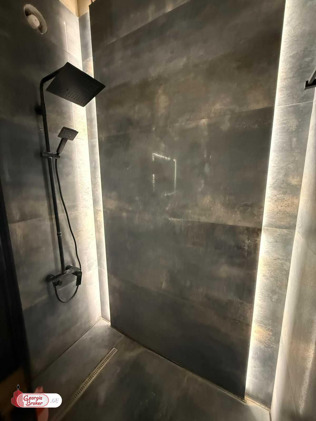 იყიდება ახალი გარემონტებული 6 ოთახიანი ბინა