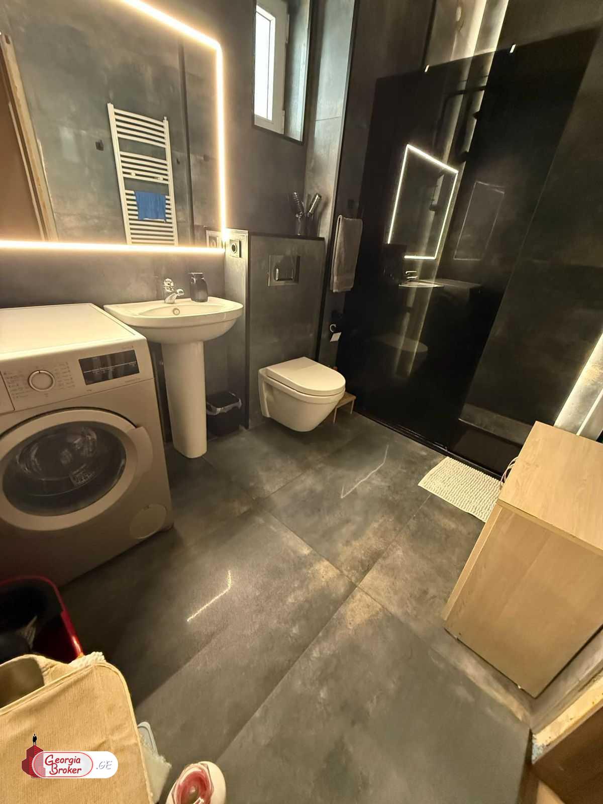 იყიდება ახალი გარემონტებული 6 ოთახიანი ბინა