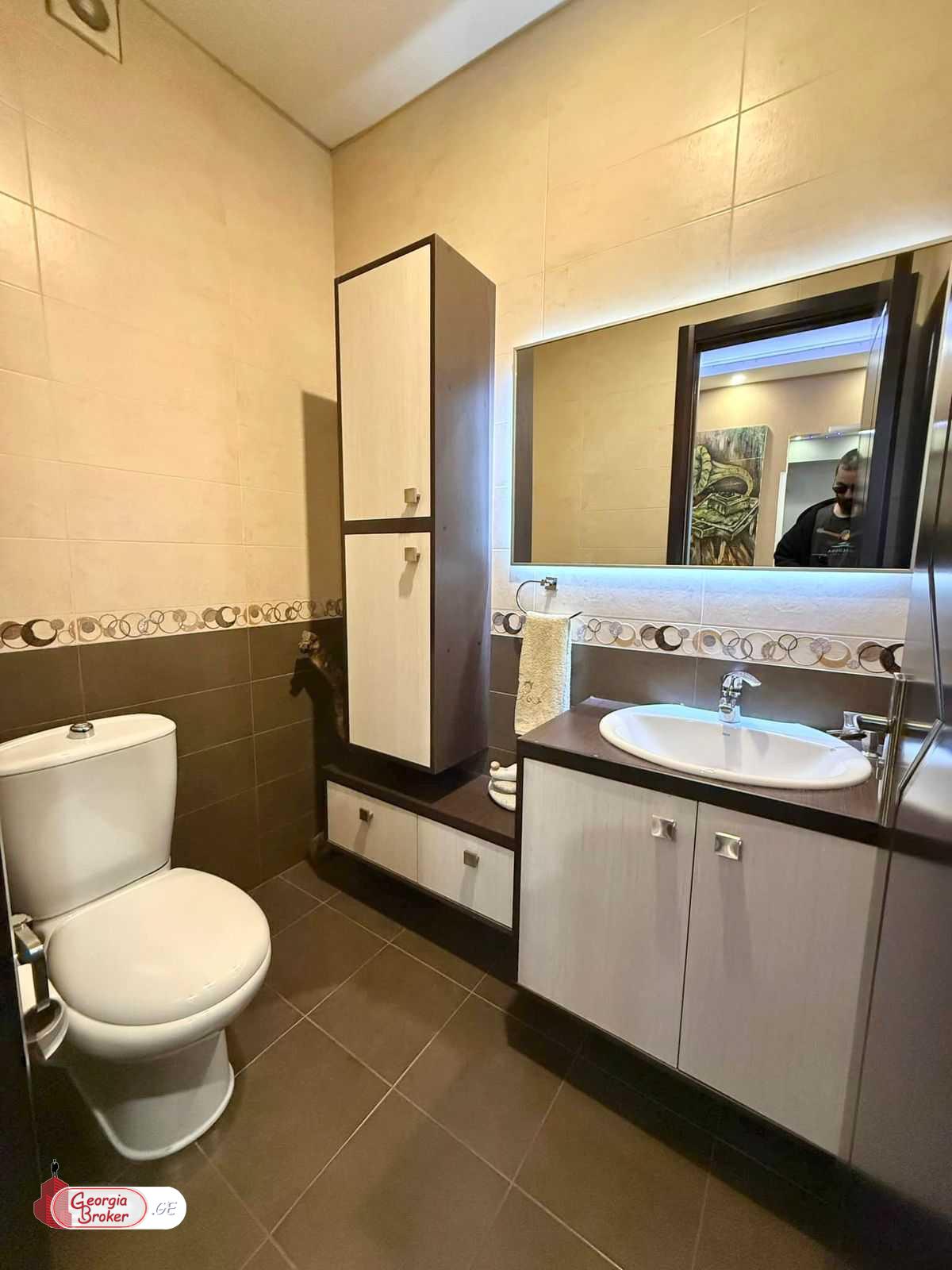 იყიდება ახალი გარემონტებული 6 ოთახიანი ბინა