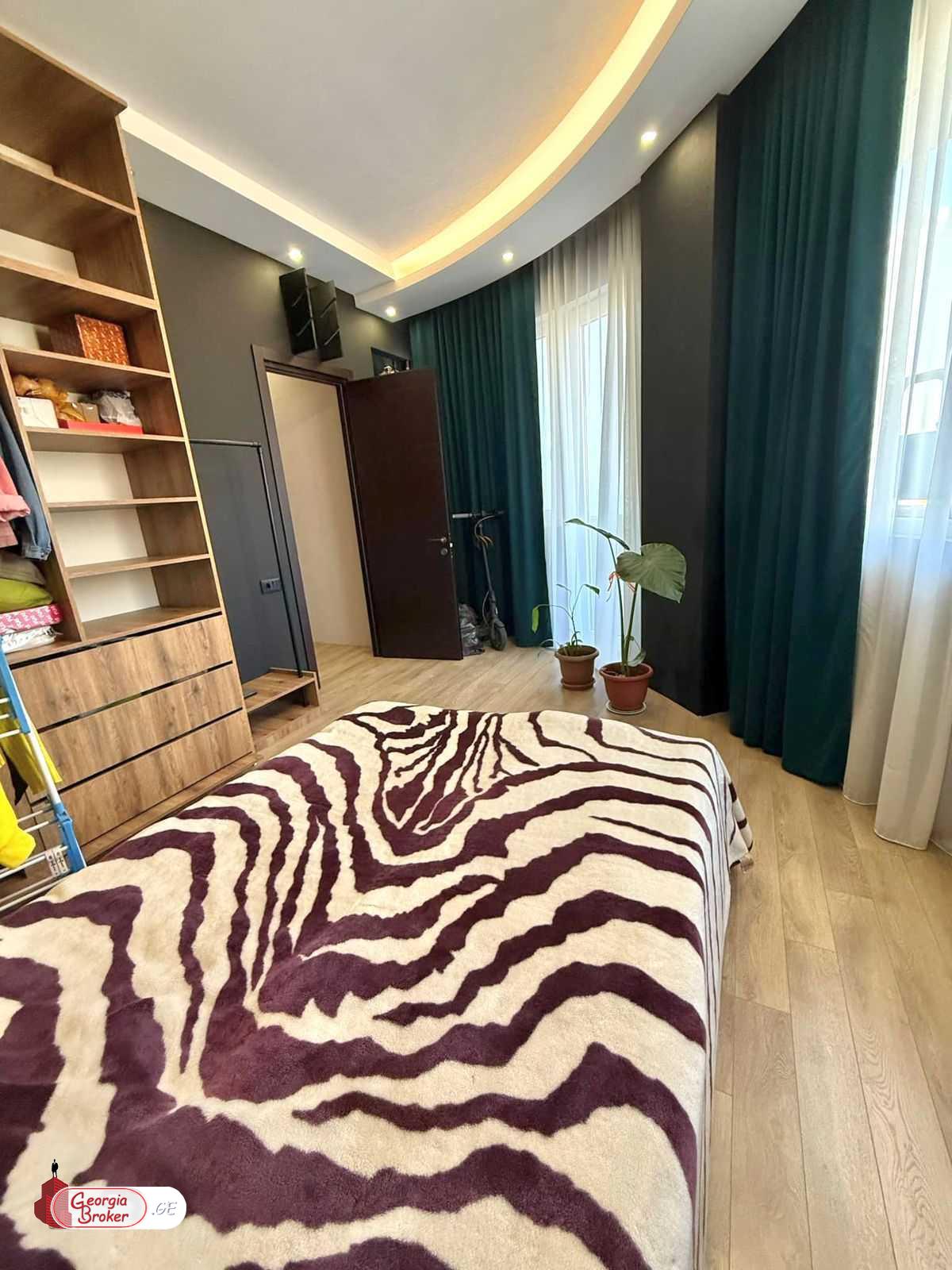 იყიდება ახალი გარემონტებული 6 ოთახიანი ბინა