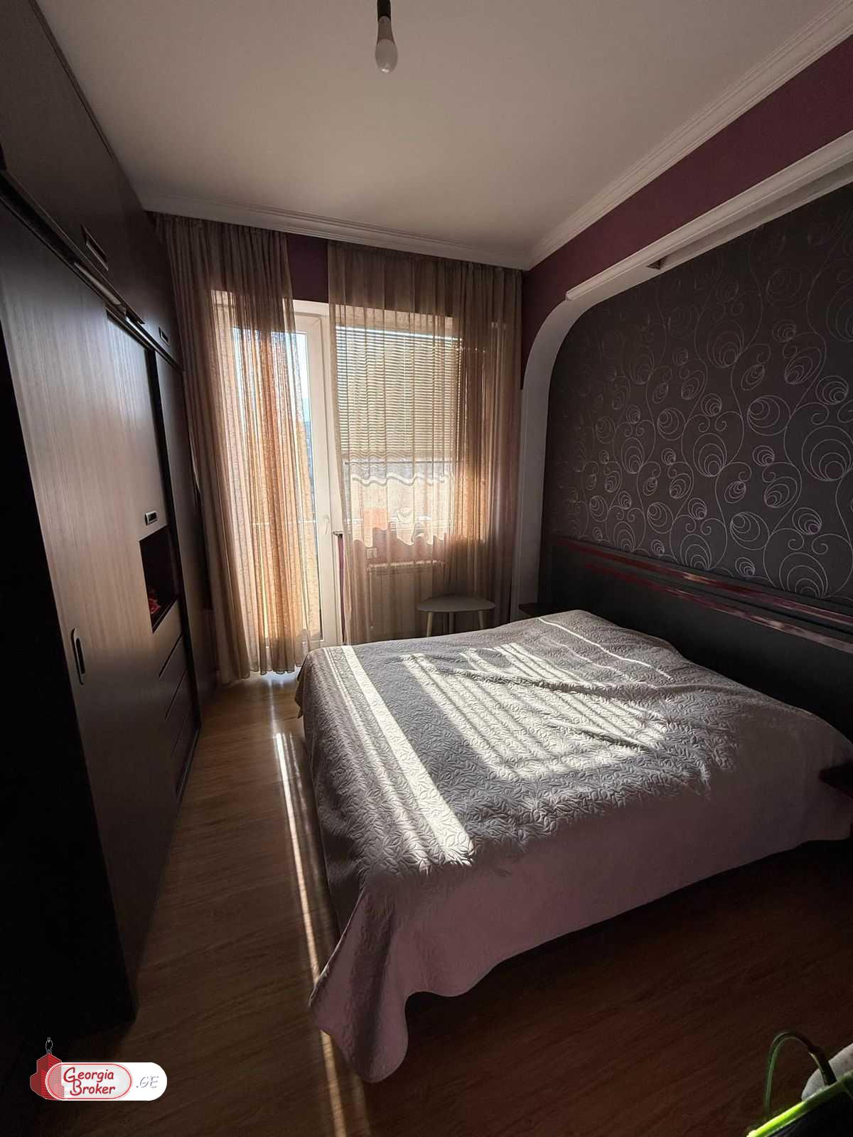 იყიდება ახალი გარემონტებული 6 ოთახიანი ბინა