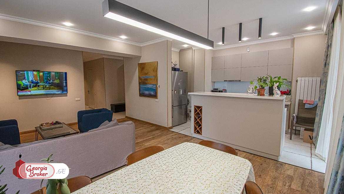 продается квартира с новым ремонтом 4-комнаты