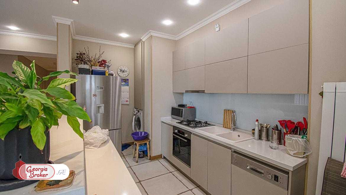 продается квартира с новым ремонтом 4-комнаты