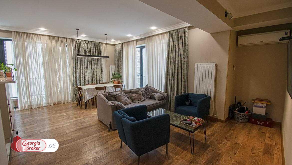 продается квартира с новым ремонтом 4-комнаты