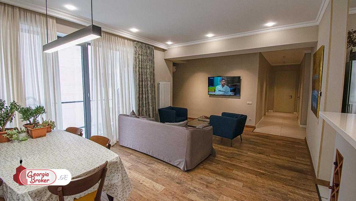 продается квартира с новым ремонтом 4-комнаты