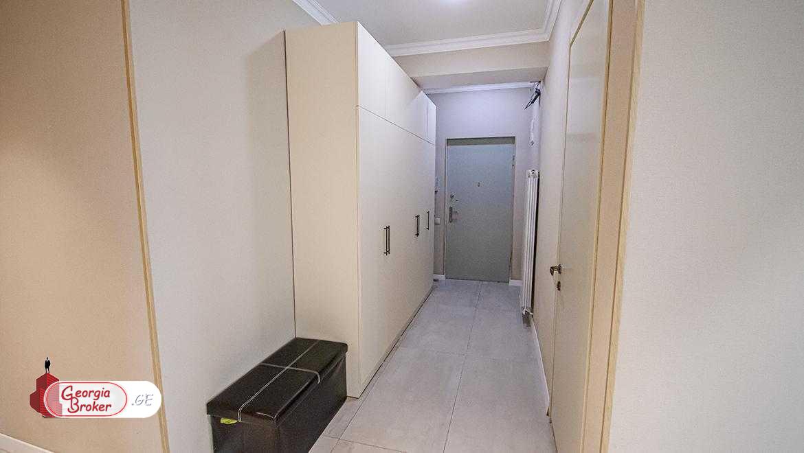 продается квартира с новым ремонтом 4-комнаты