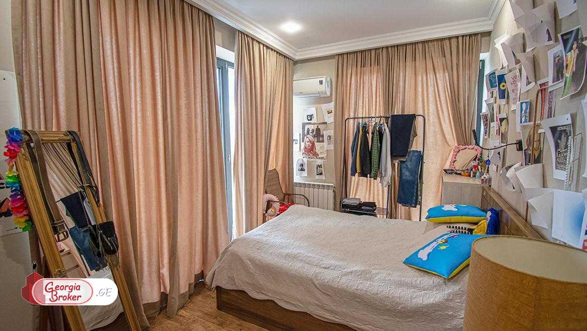 продается квартира с новым ремонтом 4-комнаты