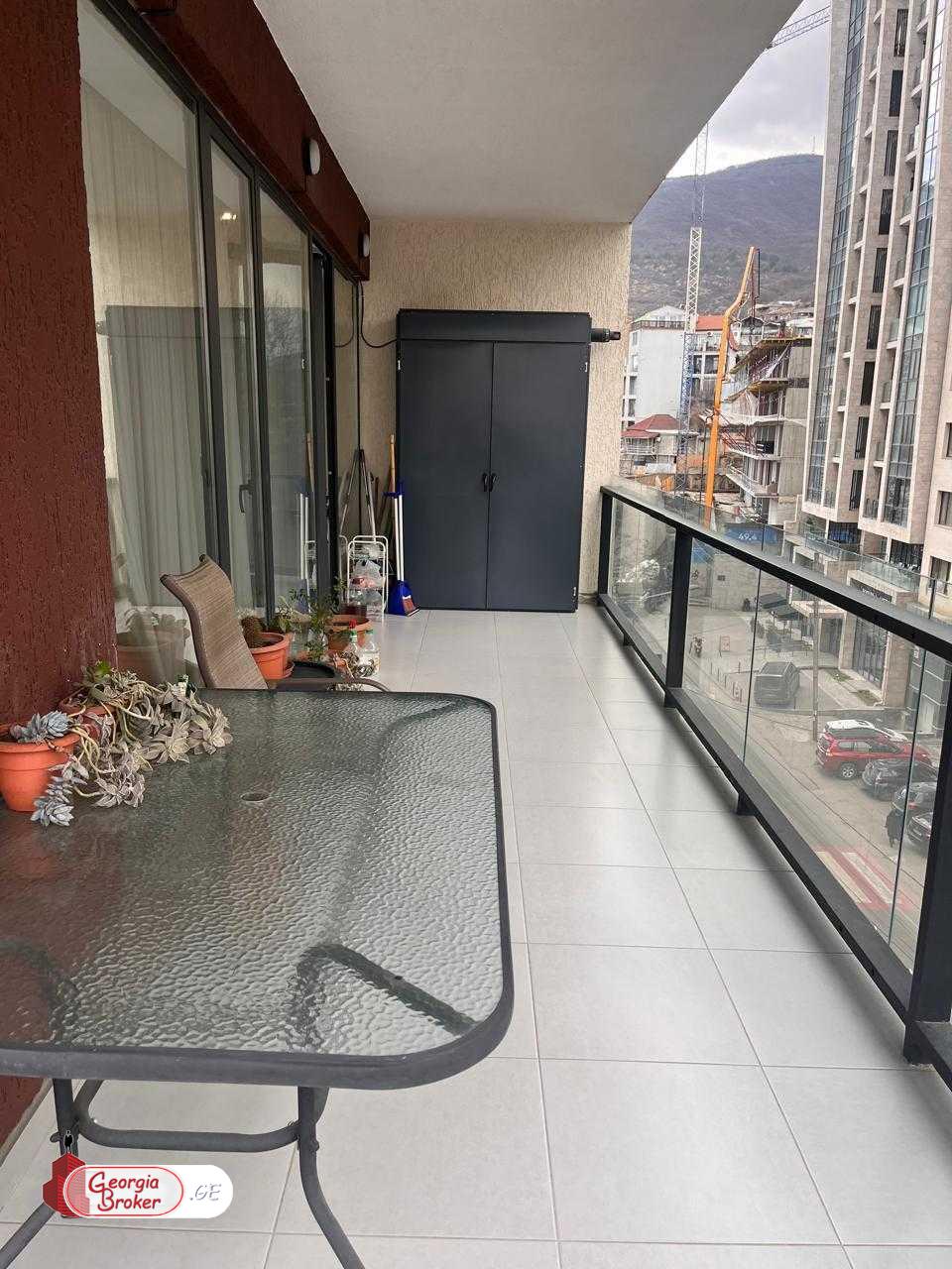 продается квартира с новым ремонтом 4-комнаты