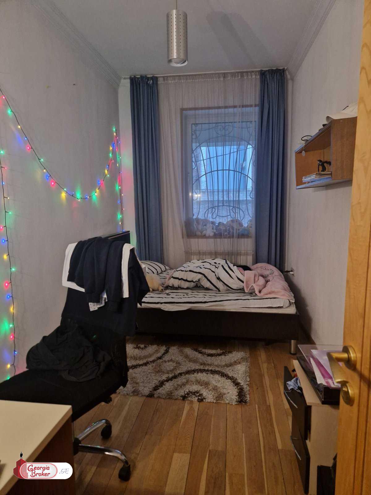 იყიდება ახალი გარემონტებული 5 ოთახიანი ბინა