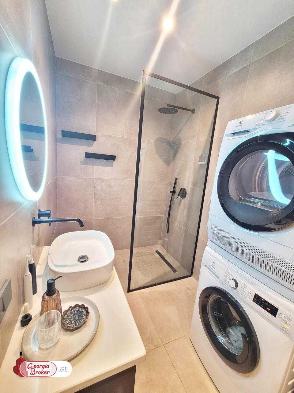 იყიდება ახალი გარემონტებული 4 ოთახიანი ბინა