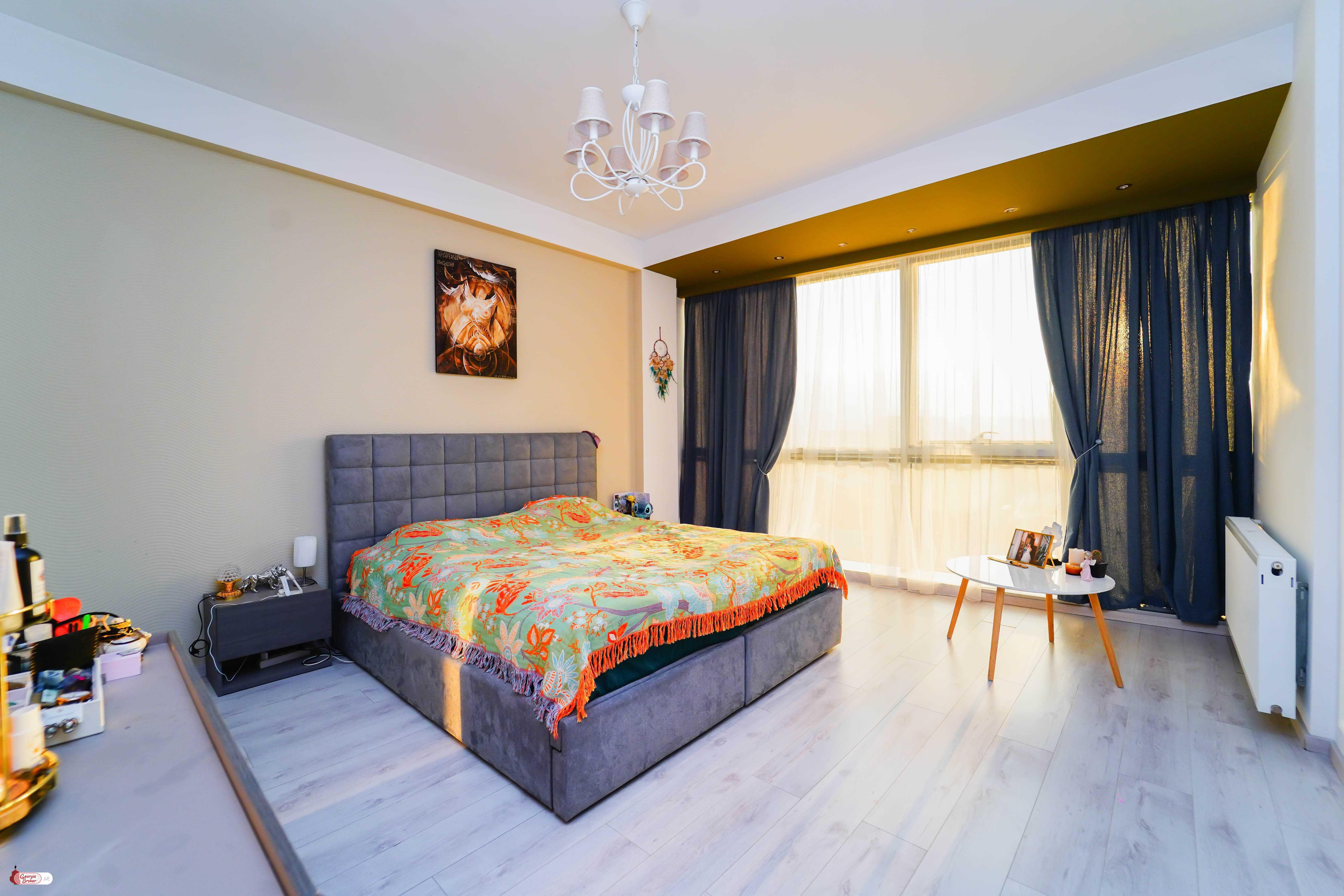 продается квартира с новым ремонтом 4-комнаты