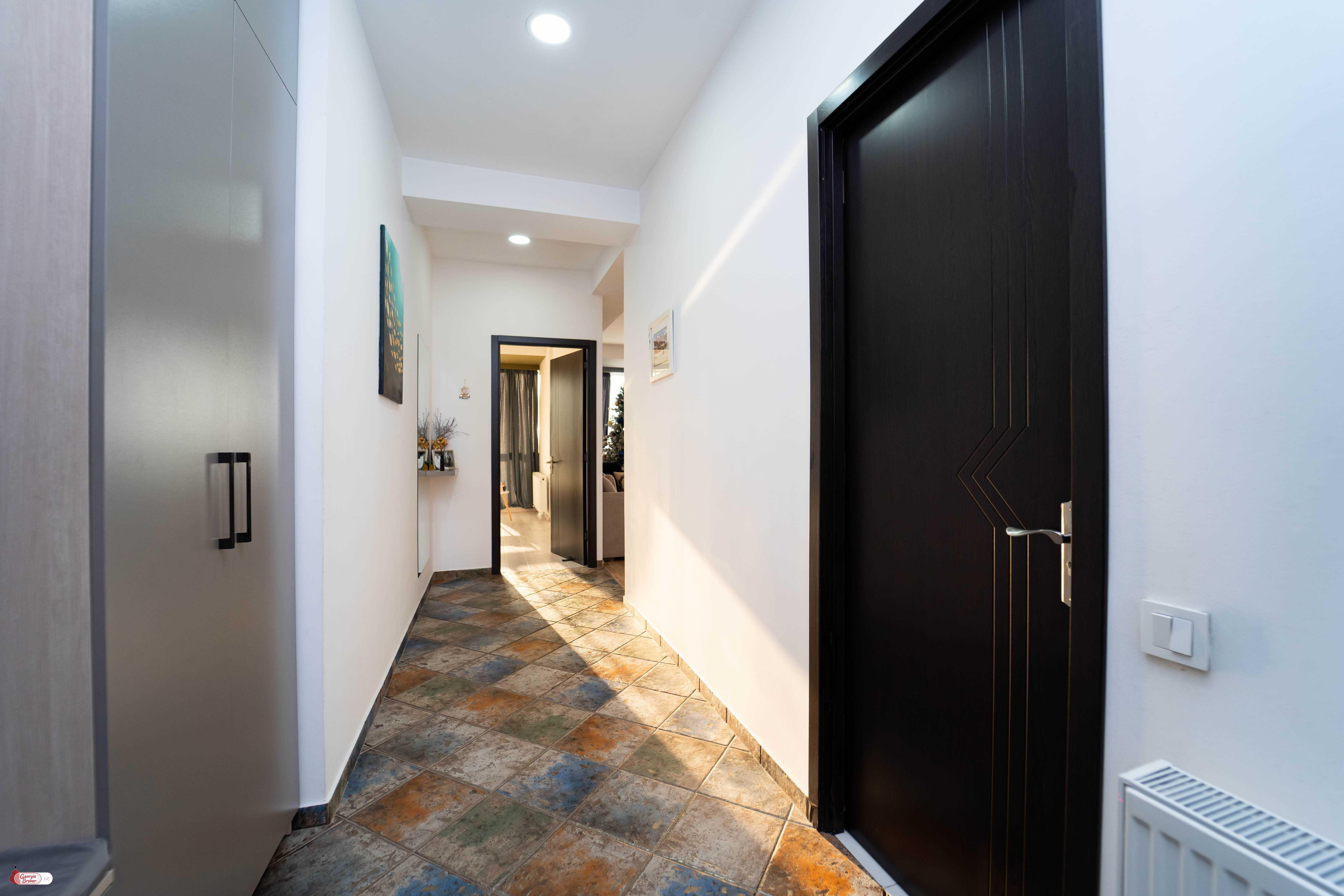 продается квартира с новым ремонтом 4-комнаты