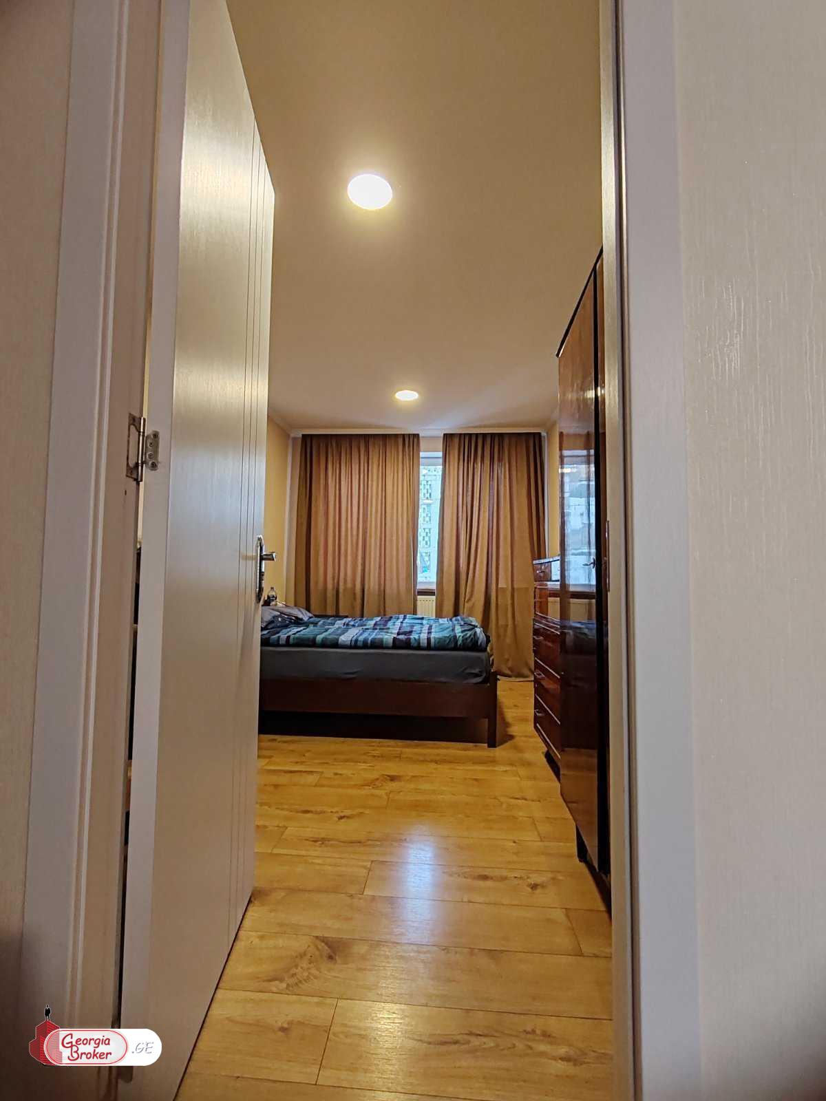 იყიდება ახალი გარემონტებული 5 ოთახიანი ბინა