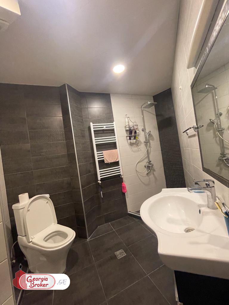 იყიდება ახალი გარემონტებული 5 ოთახიანი ბინა