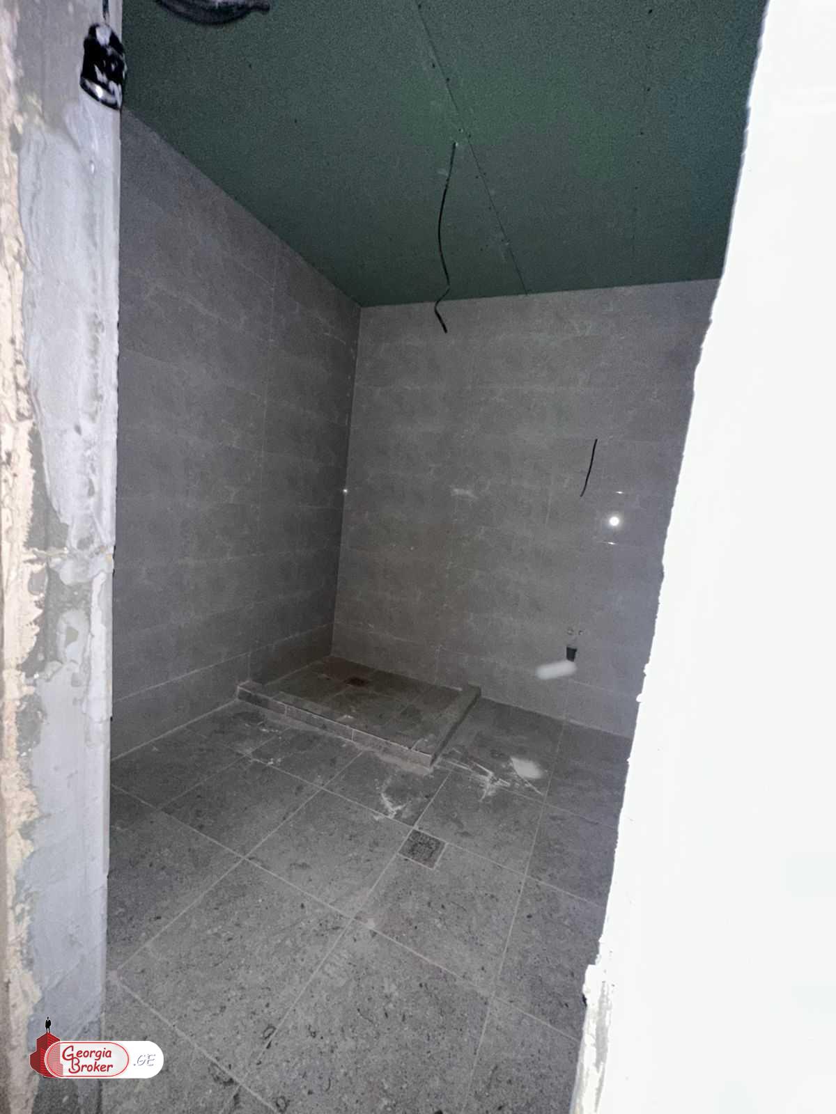 იყიდება ახალი აშენებული 2 ოთახიანი ბინა