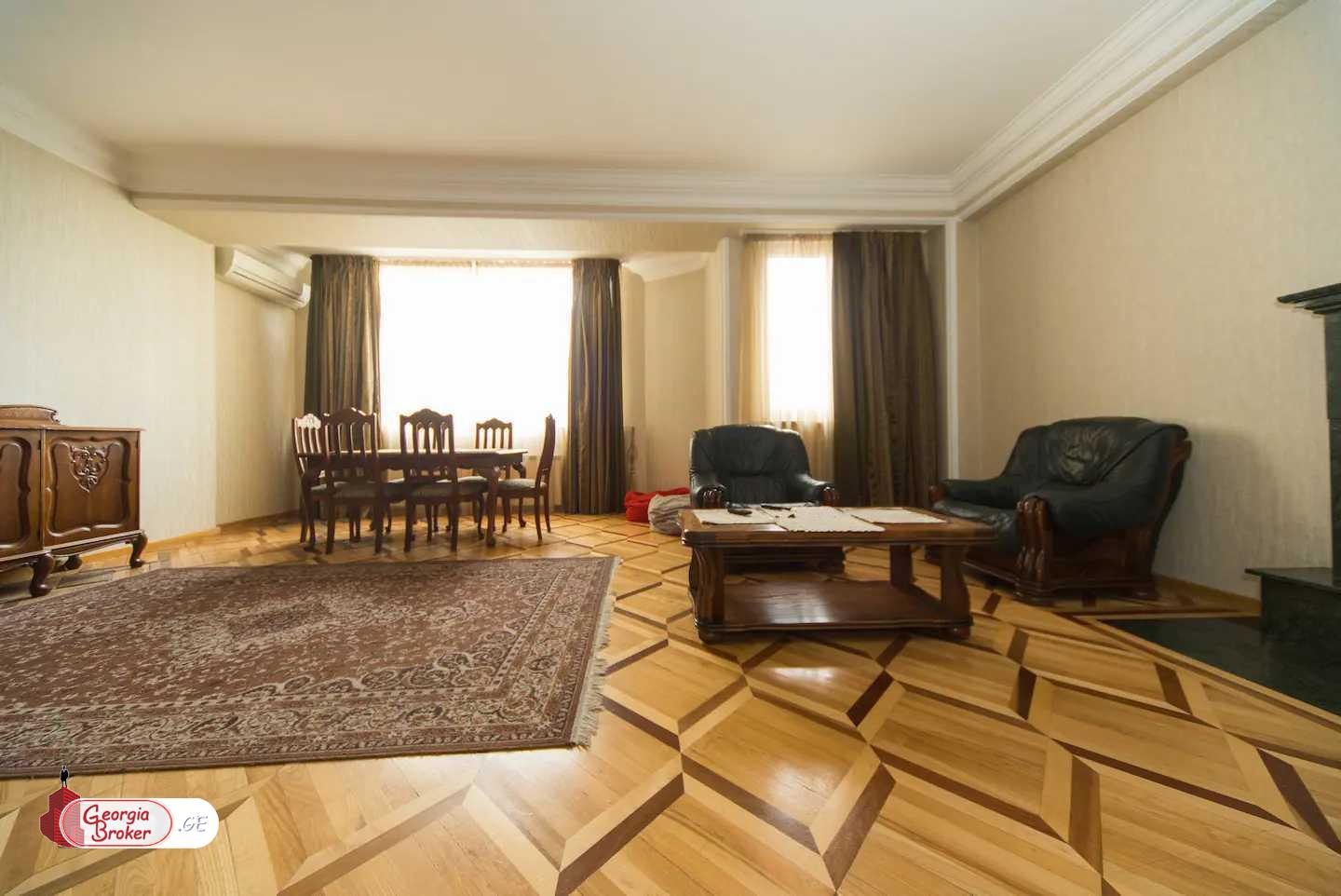 продается квартира с новым ремонтом 4-комнаты