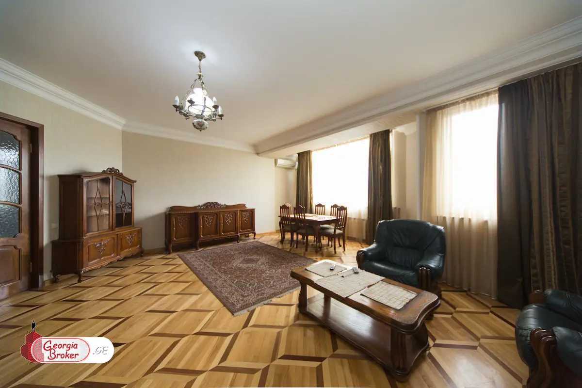 продается квартира с новым ремонтом 4-комнаты