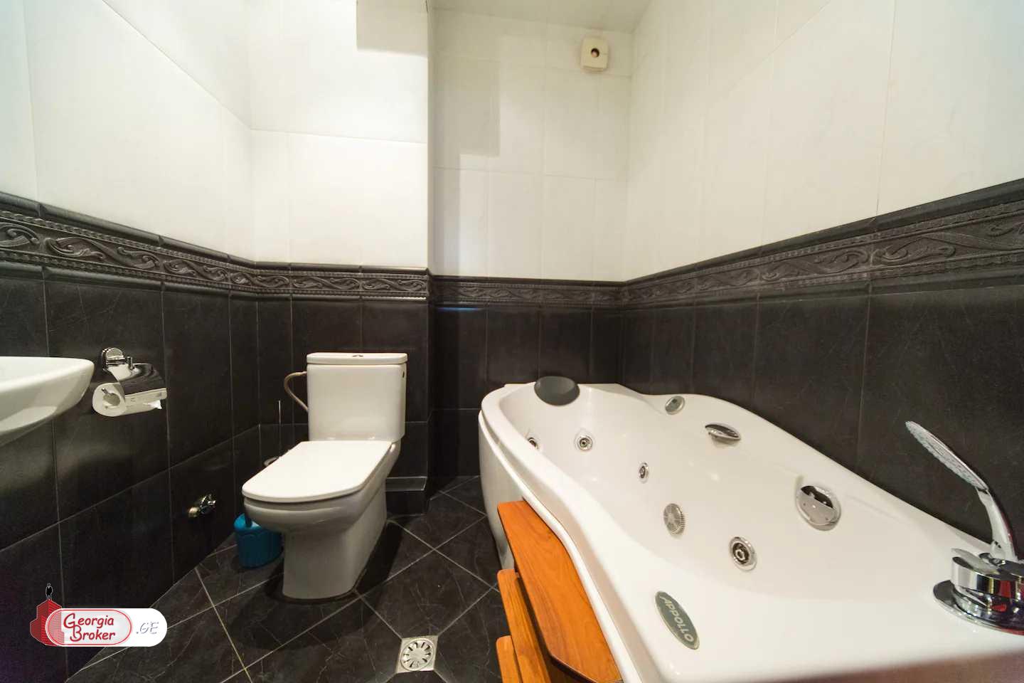 продается квартира с новым ремонтом 4-комнаты