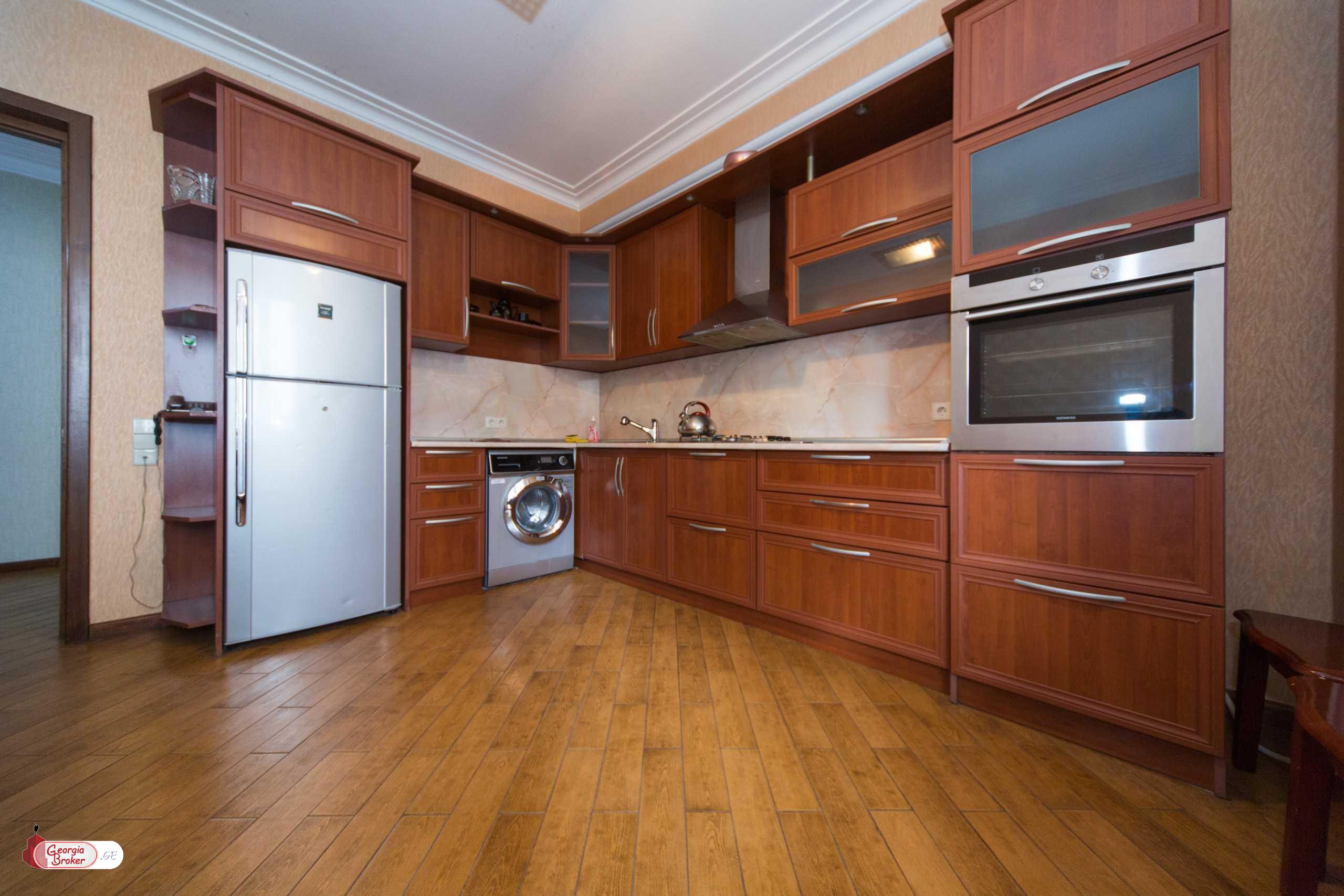 продается квартира с новым ремонтом 4-комнаты