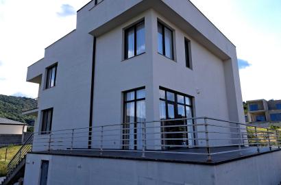 იყიდება ახალი გარემონტებული 6 ოთახიანი სახლი