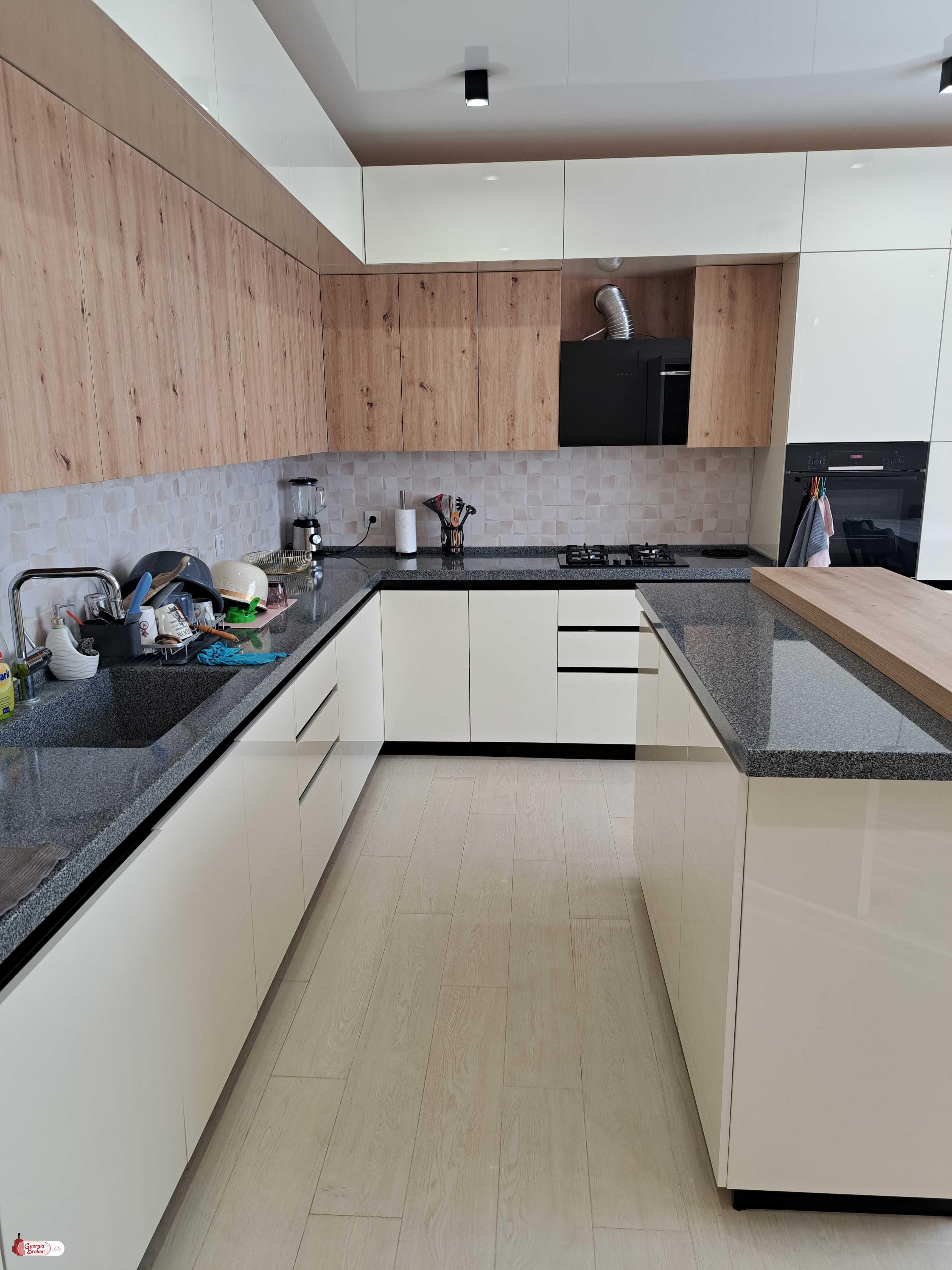 იყიდება ახალი გარემონტებული 6 ოთახიანი სახლი