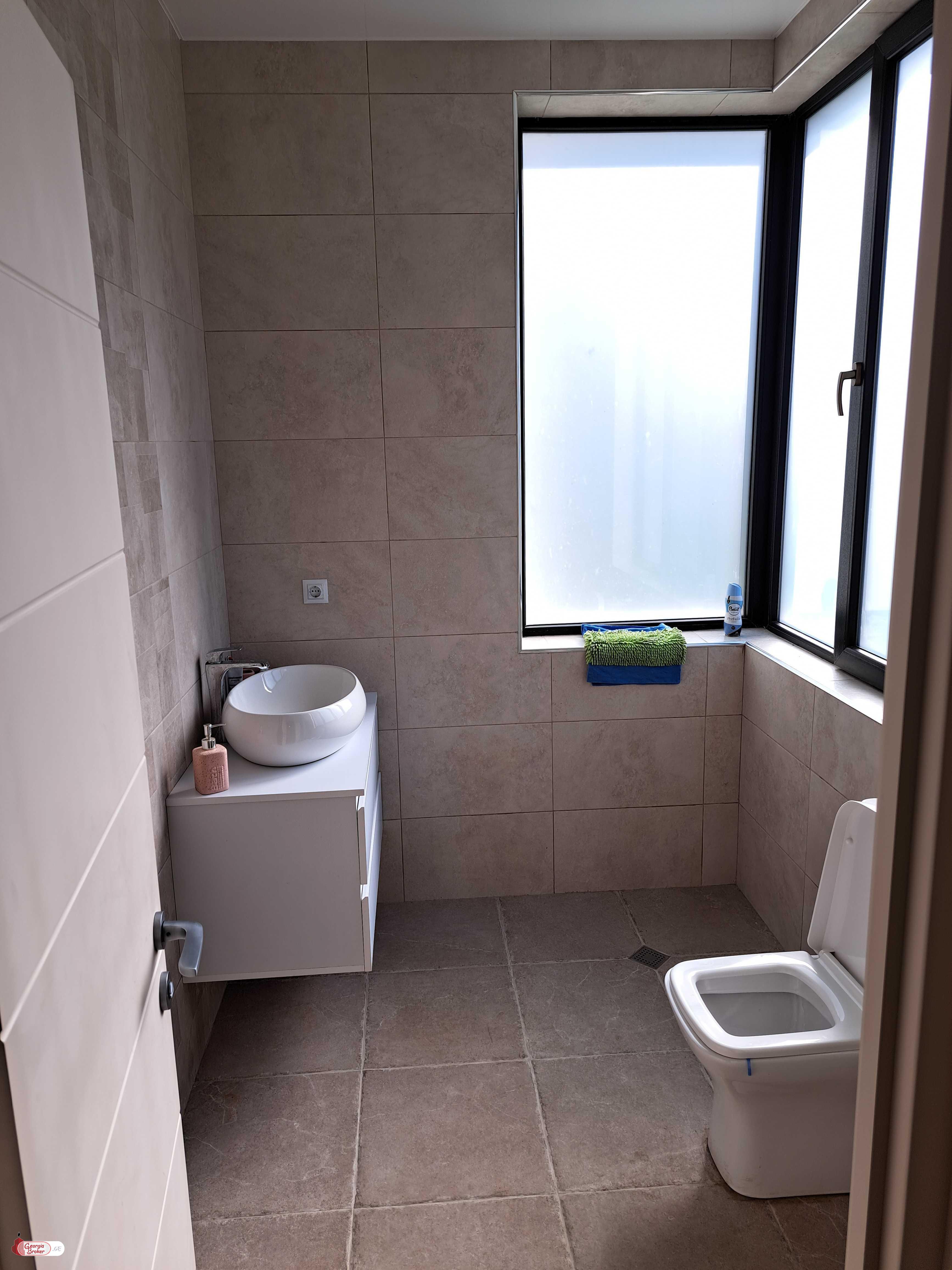 იყიდება ახალი გარემონტებული 6 ოთახიანი სახლი