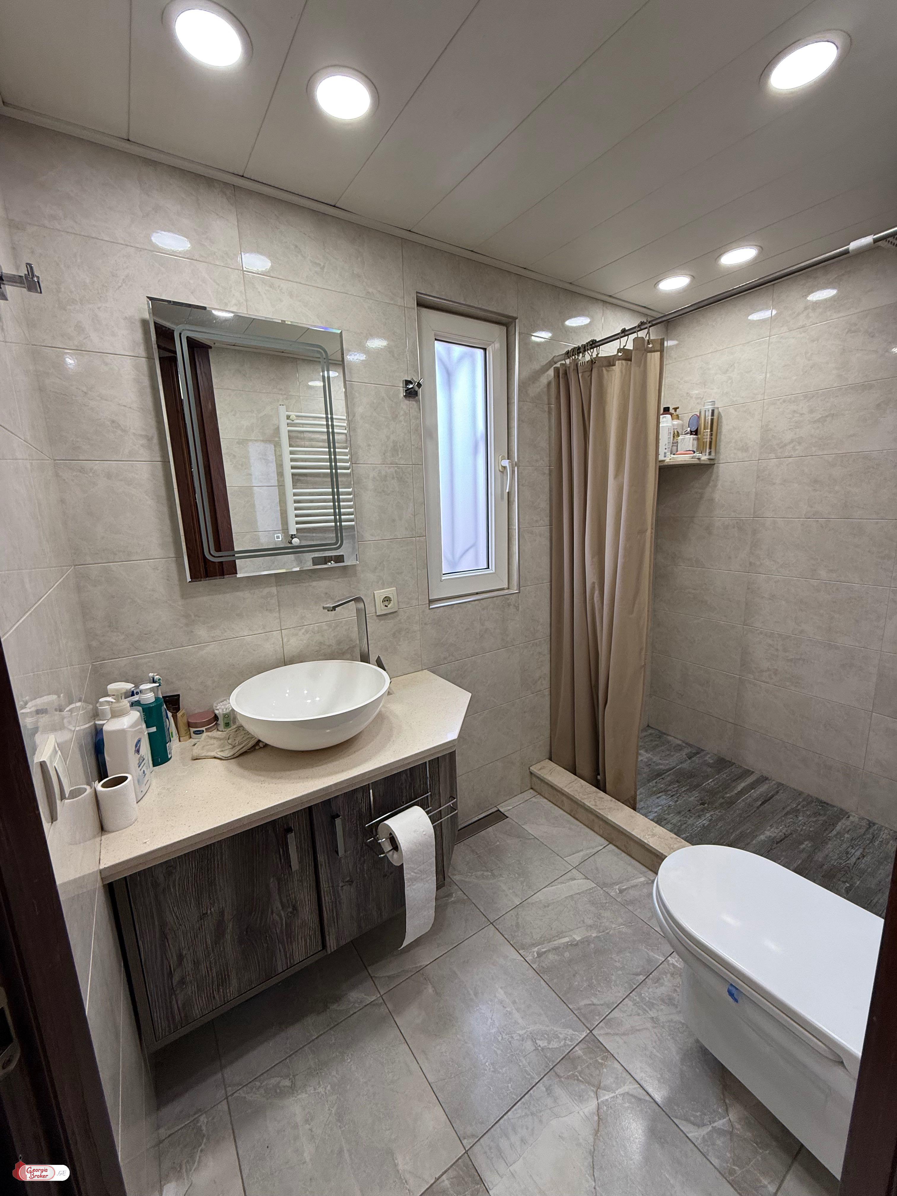 იყიდება ახალი გარემონტებული 4 ოთახიანი ბინა