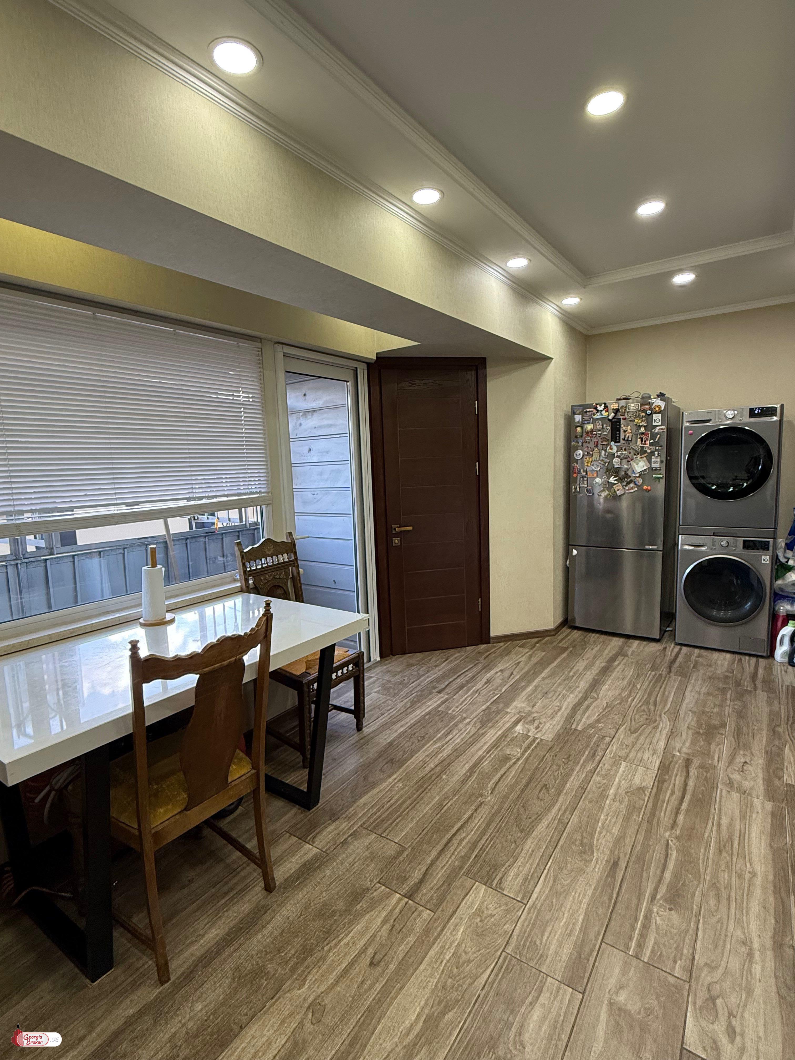 იყიდება ახალი გარემონტებული 4 ოთახიანი ბინა