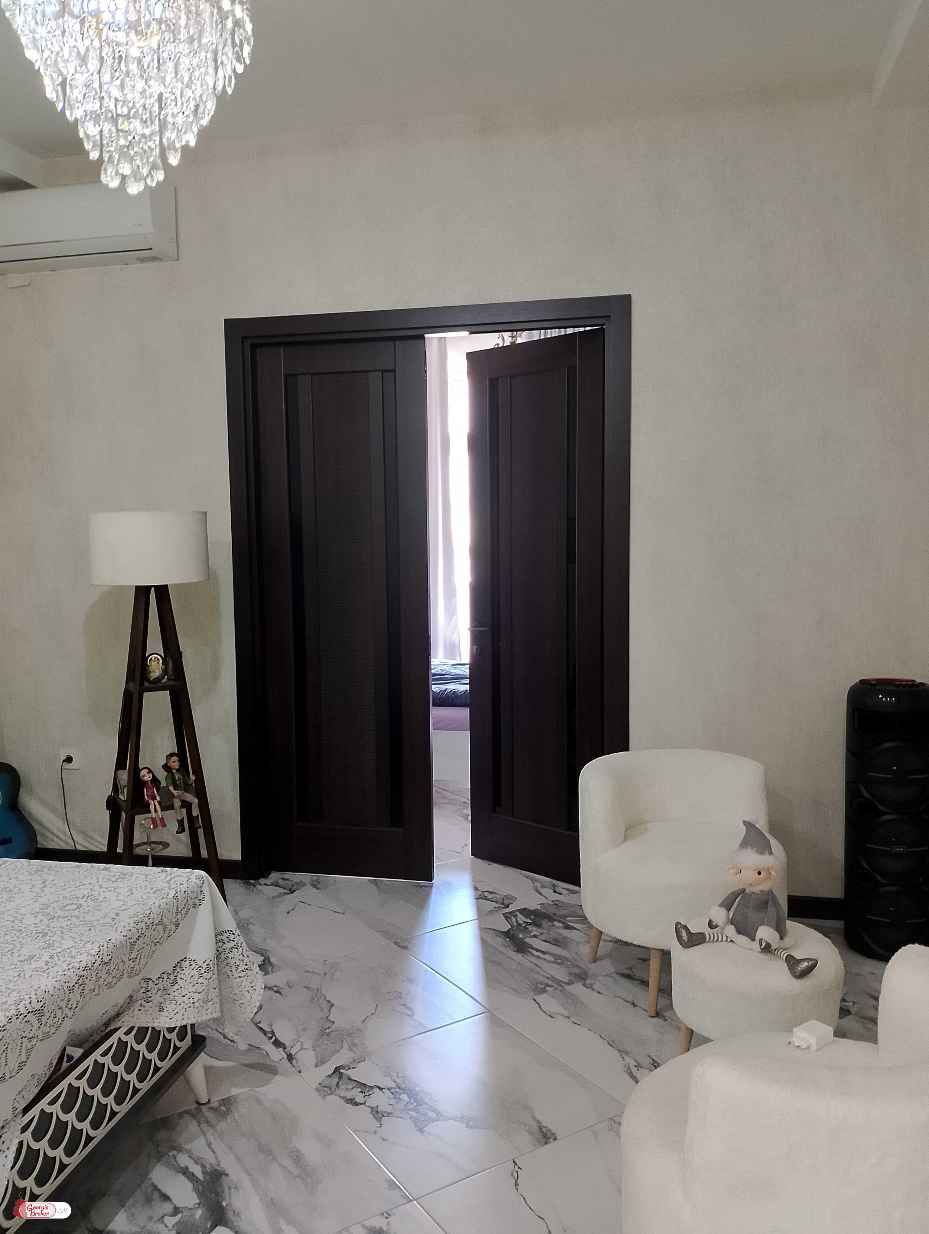 იყიდება ახალი გარემონტებული 4 ოთახიანი ბინა