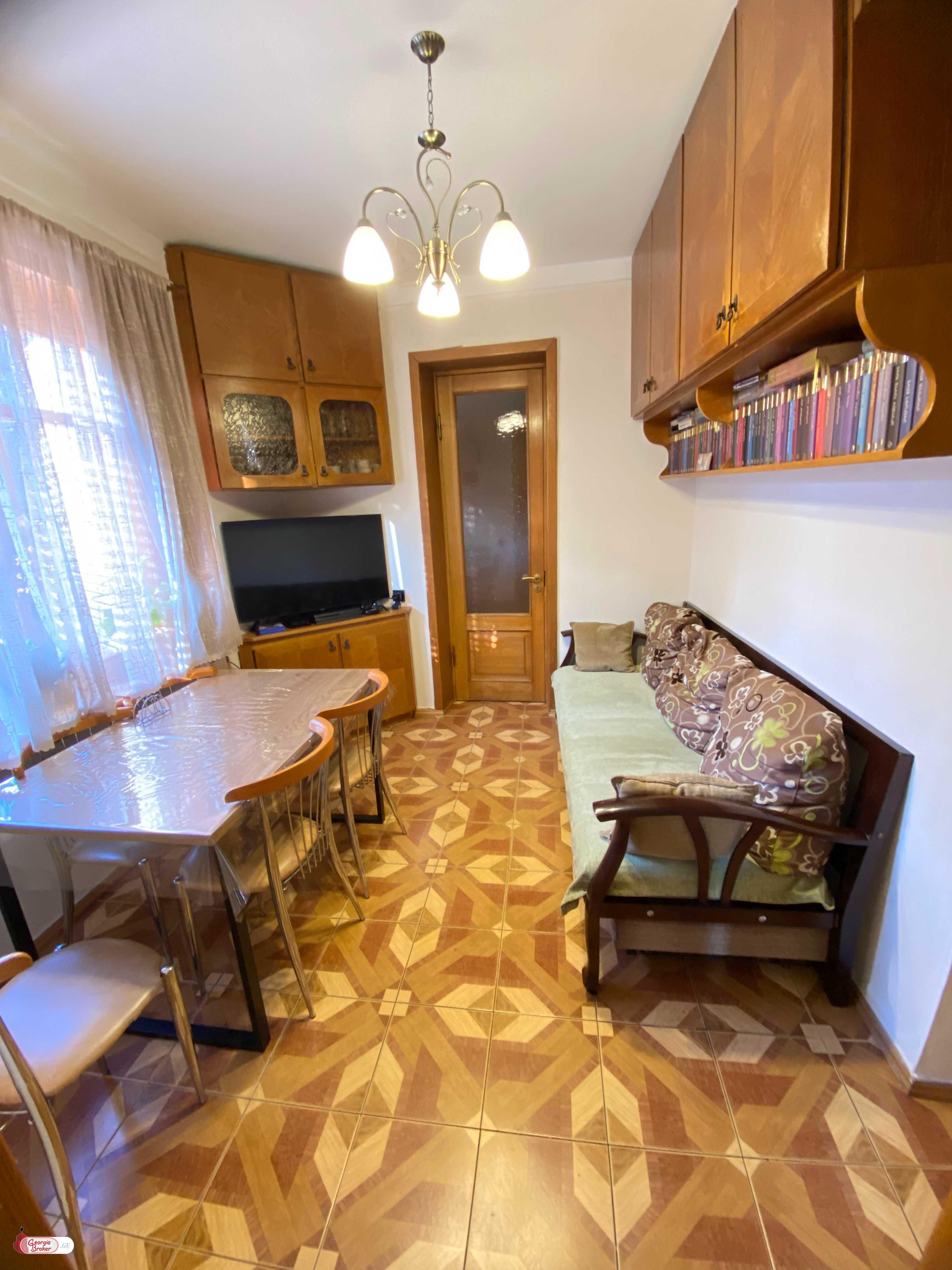 იყიდება ძველი გარემონტებული 4 ოთახიანი ბინა