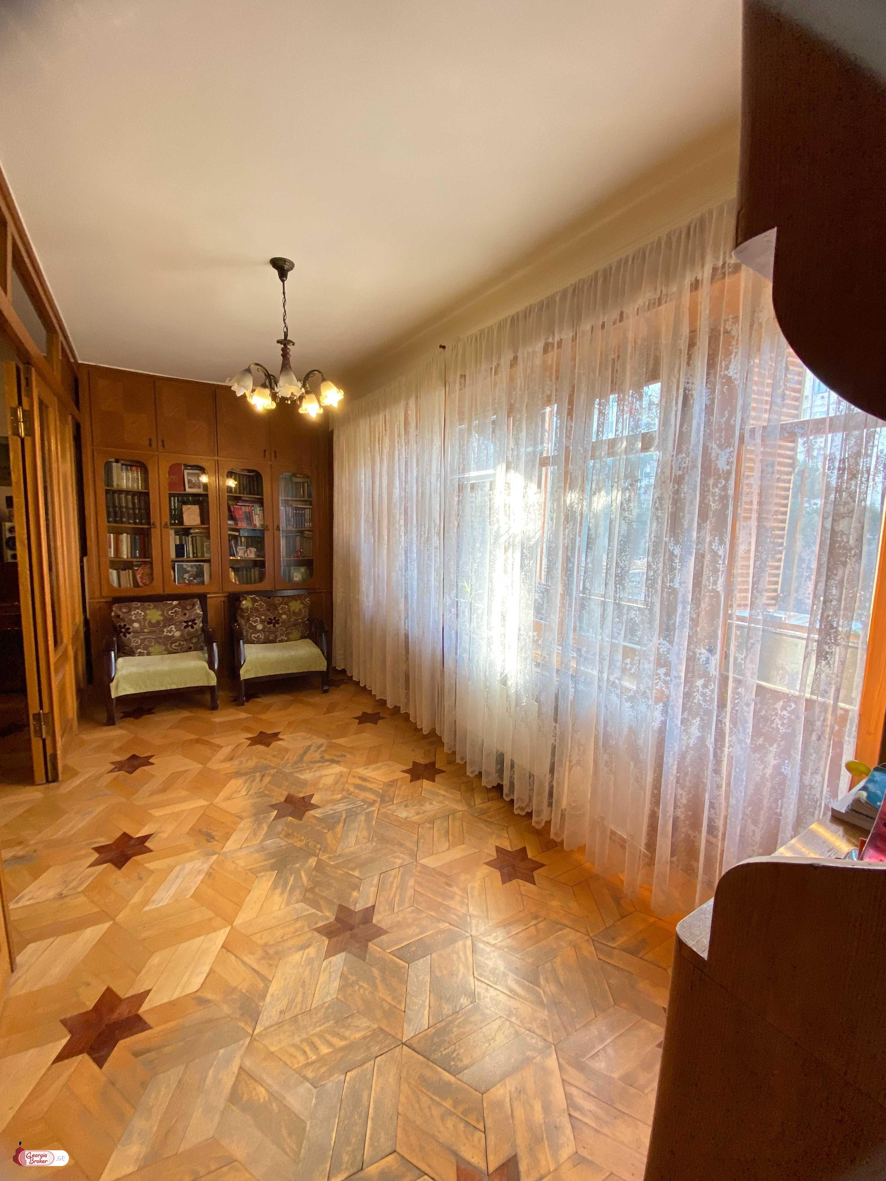 იყიდება ძველი გარემონტებული 4 ოთახიანი ბინა