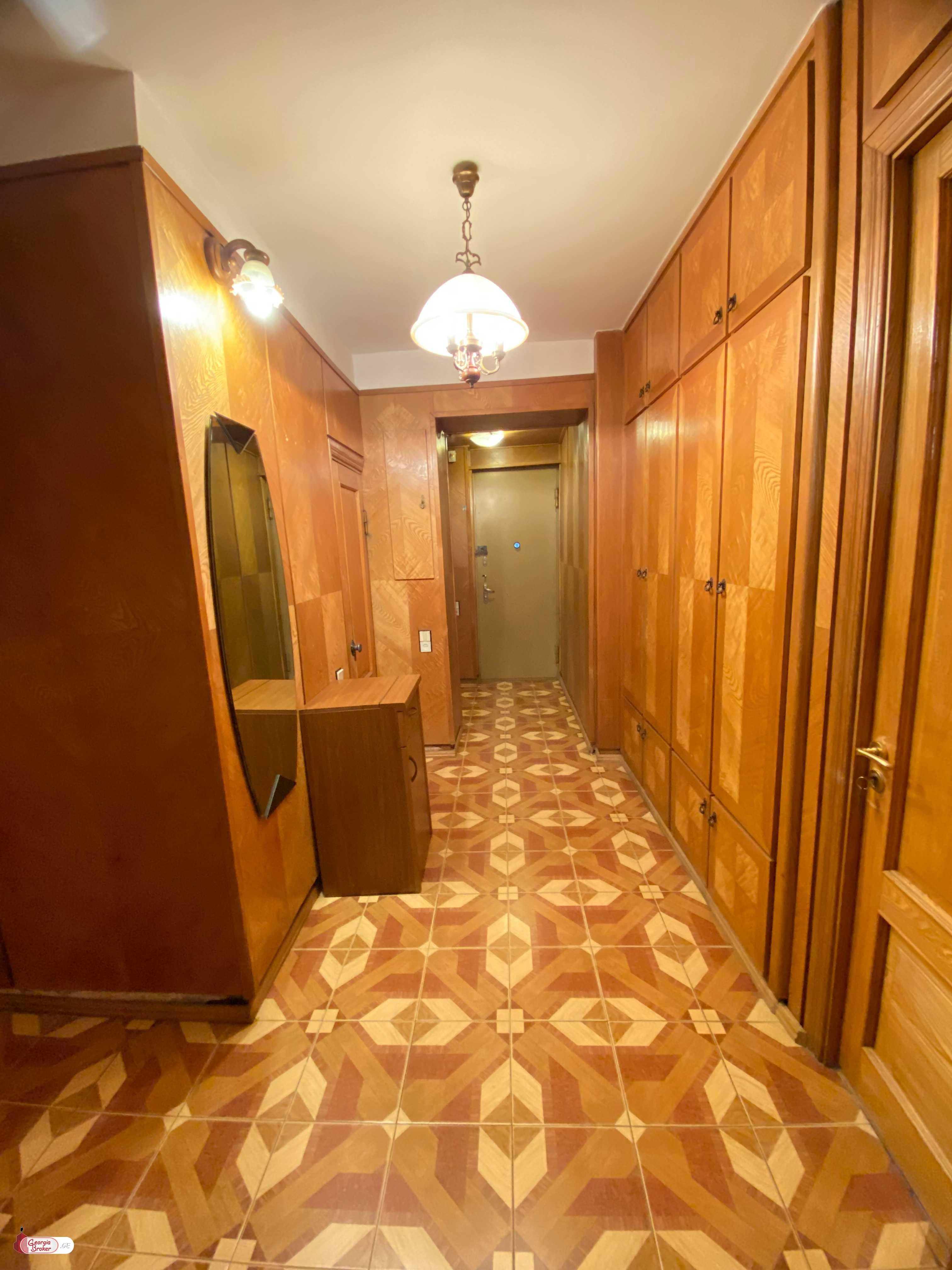 იყიდება ძველი გარემონტებული 4 ოთახიანი ბინა