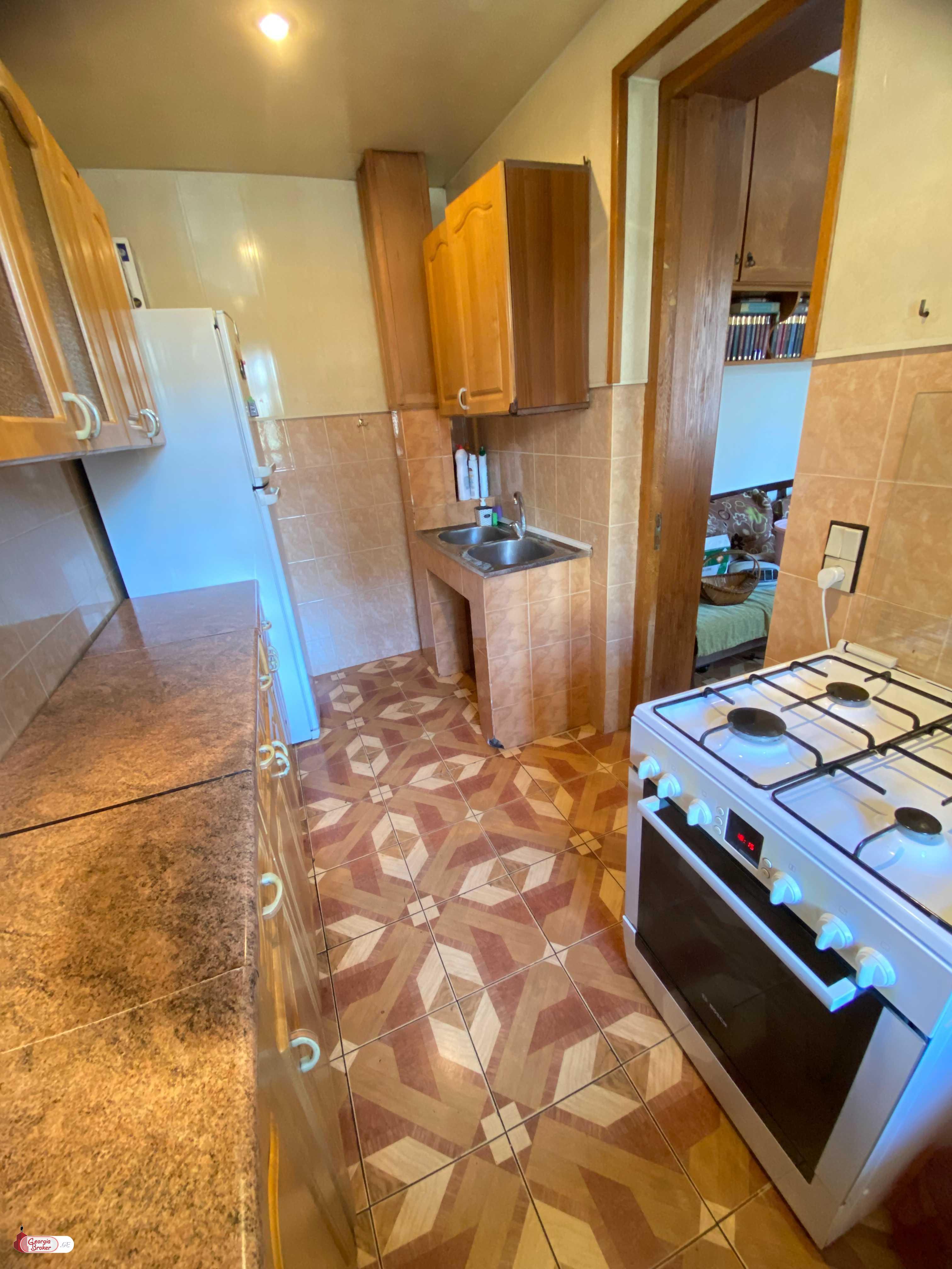 იყიდება ძველი გარემონტებული 4 ოთახიანი ბინა