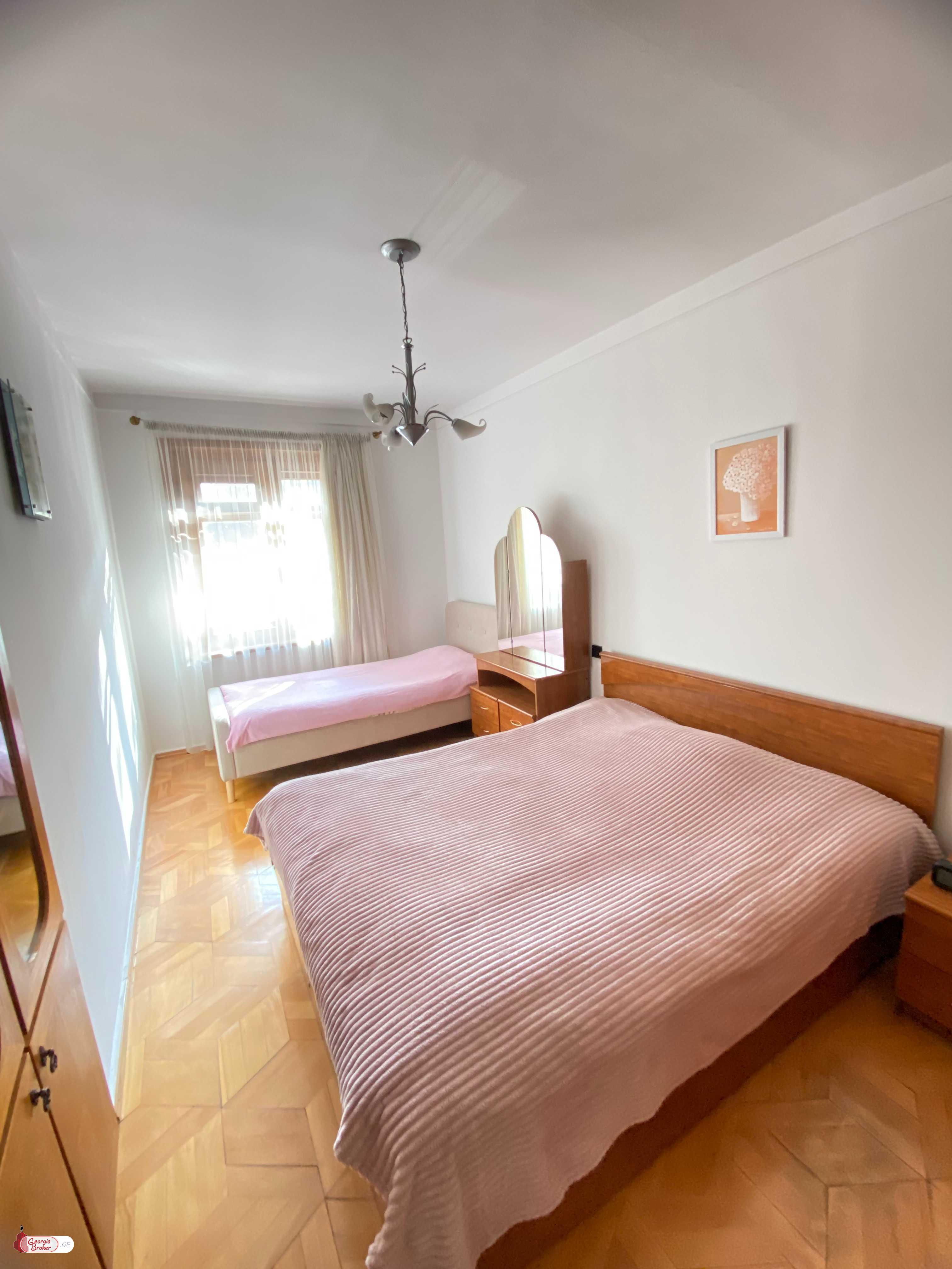 იყიდება ძველი გარემონტებული 4 ოთახიანი ბინა