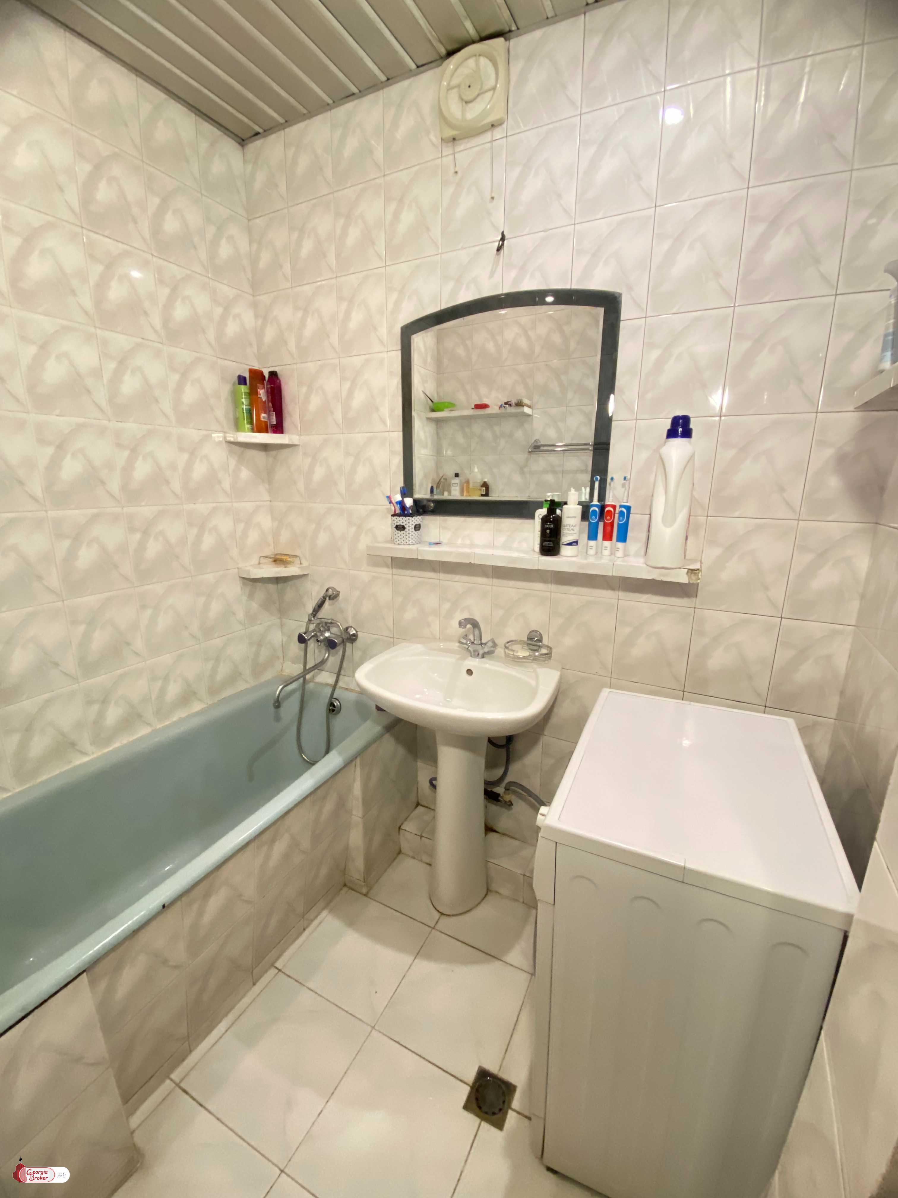 იყიდება ძველი გარემონტებული 4 ოთახიანი ბინა