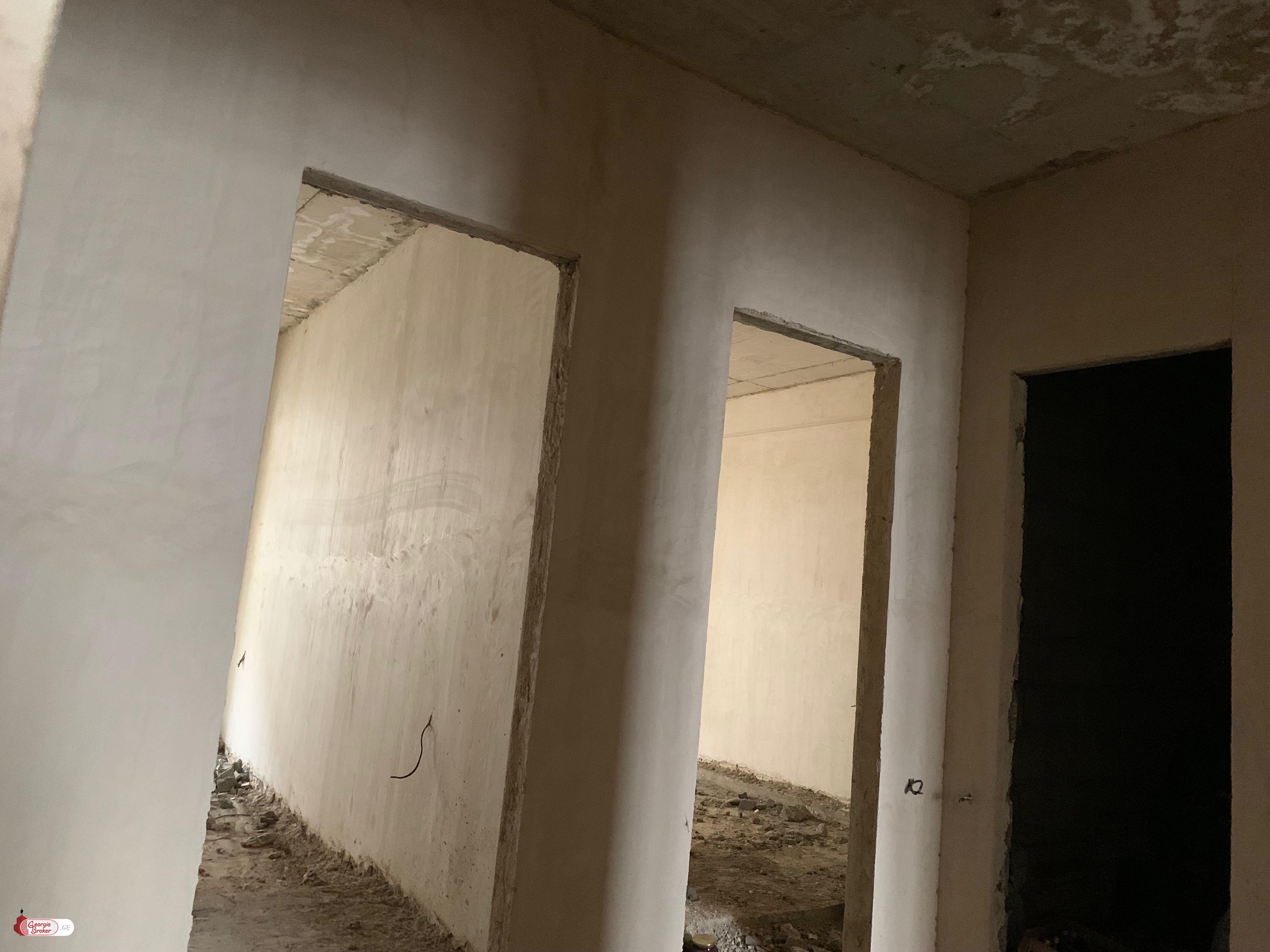 იყიდება ახალი გარემონტებული 5 ოთახიანი ბინა