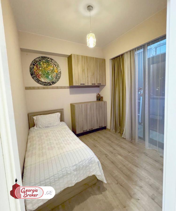 продается квартира с новым ремонтом 4-комнаты