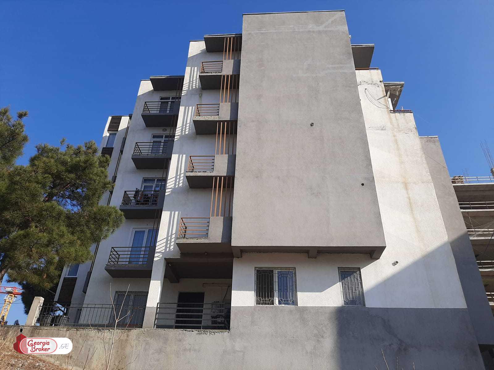 продается квартира с новым ремонтом 3-комнаты