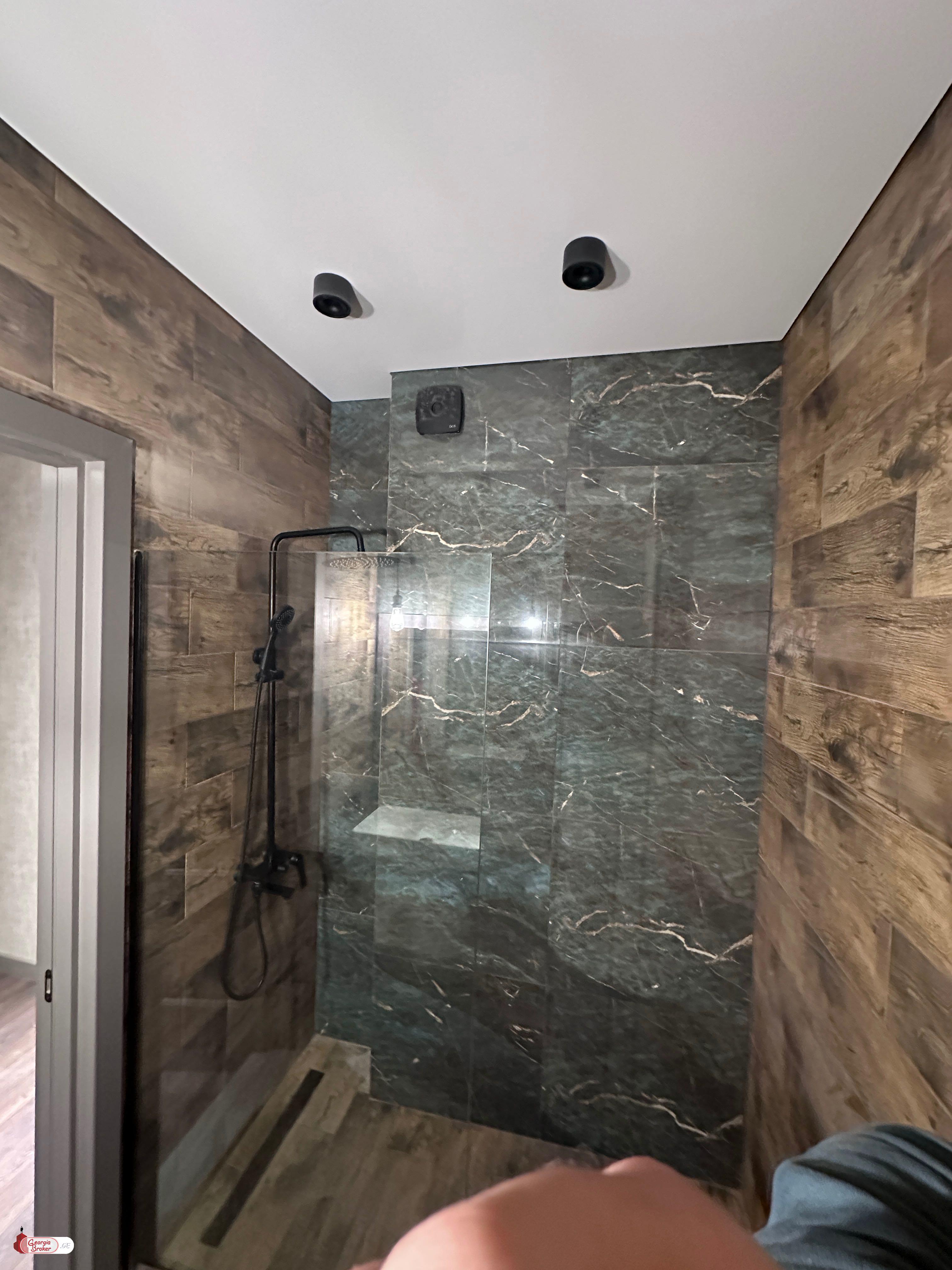 продается квартира с новым ремонтом 3-комнаты