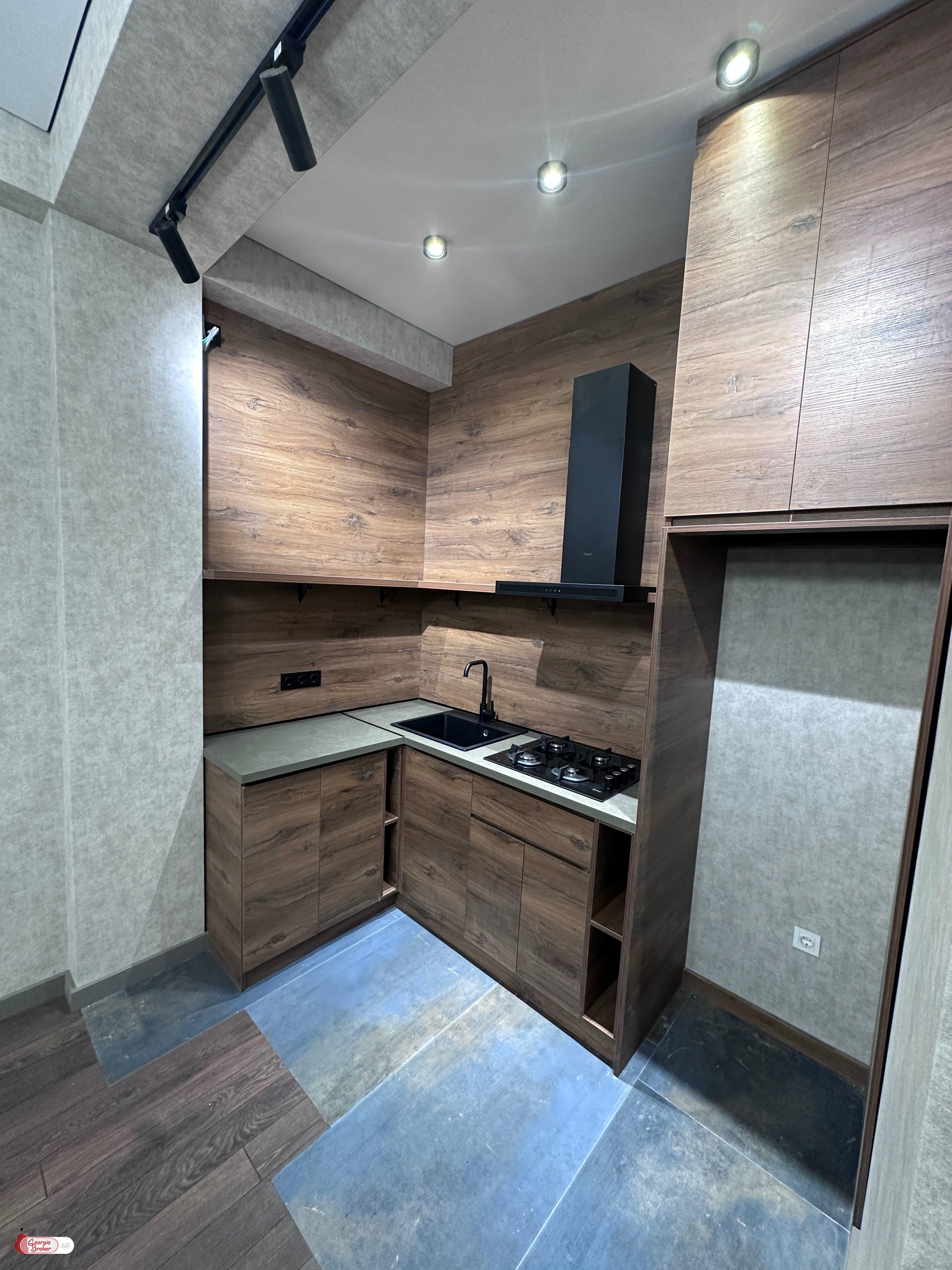 продается квартира с новым ремонтом 3-комнаты