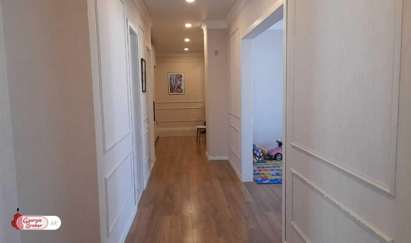 იყიდება ახალი გარემონტებული 4 ოთახიანი ბინა