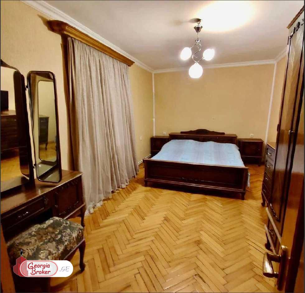 იყიდება ძველი გარემონტებული 4 ოთახიანი ბინა