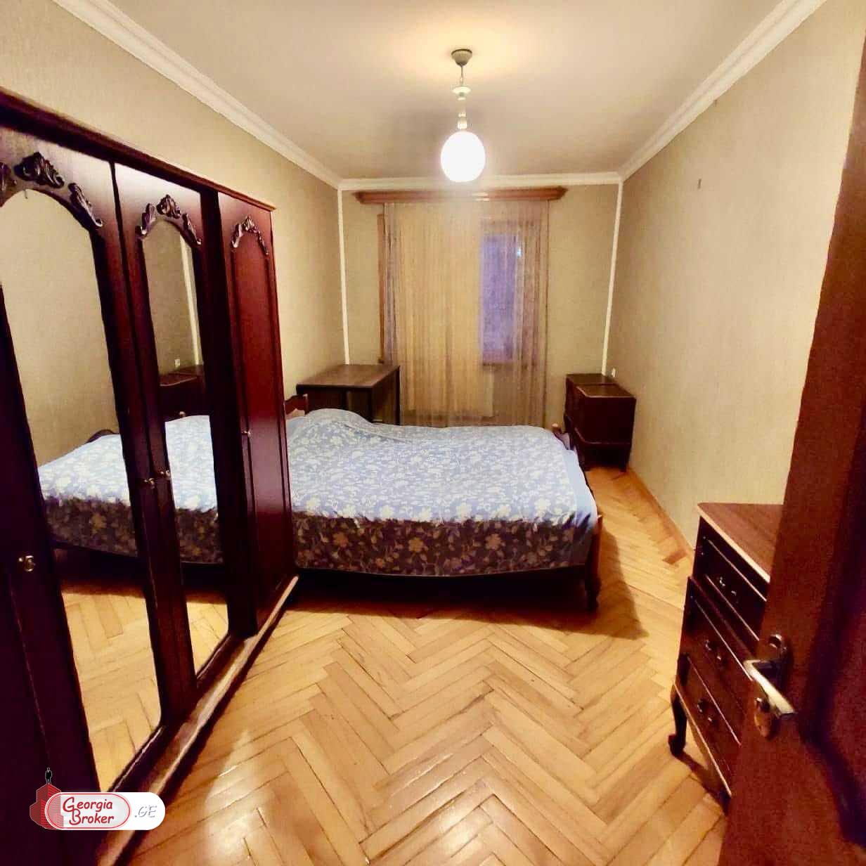 იყიდება ძველი გარემონტებული 4 ოთახიანი ბინა