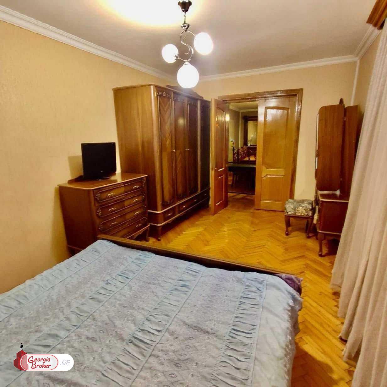 იყიდება ძველი გარემონტებული 4 ოთახიანი ბინა