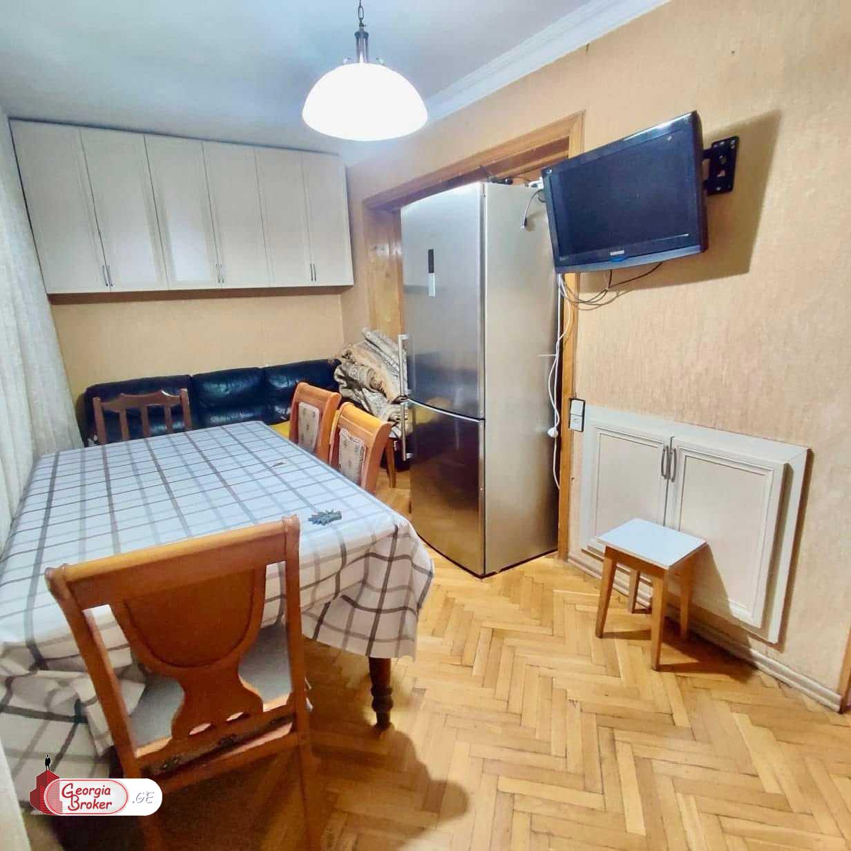 იყიდება ძველი გარემონტებული 4 ოთახიანი ბინა