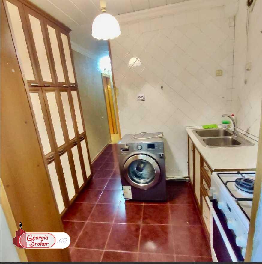 იყიდება ძველი გარემონტებული 4 ოთახიანი ბინა