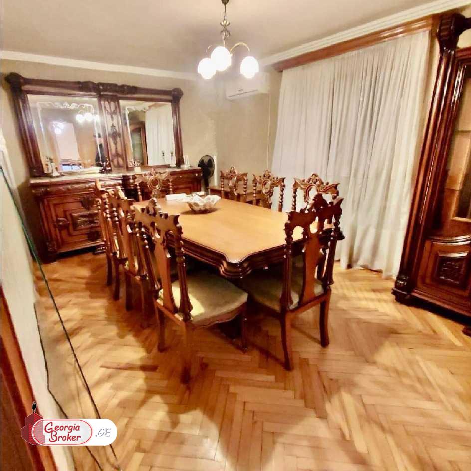 იყიდება ძველი გარემონტებული 4 ოთახიანი ბინა