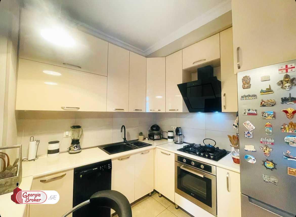 продается квартира с новым ремонтом 3-комнаты